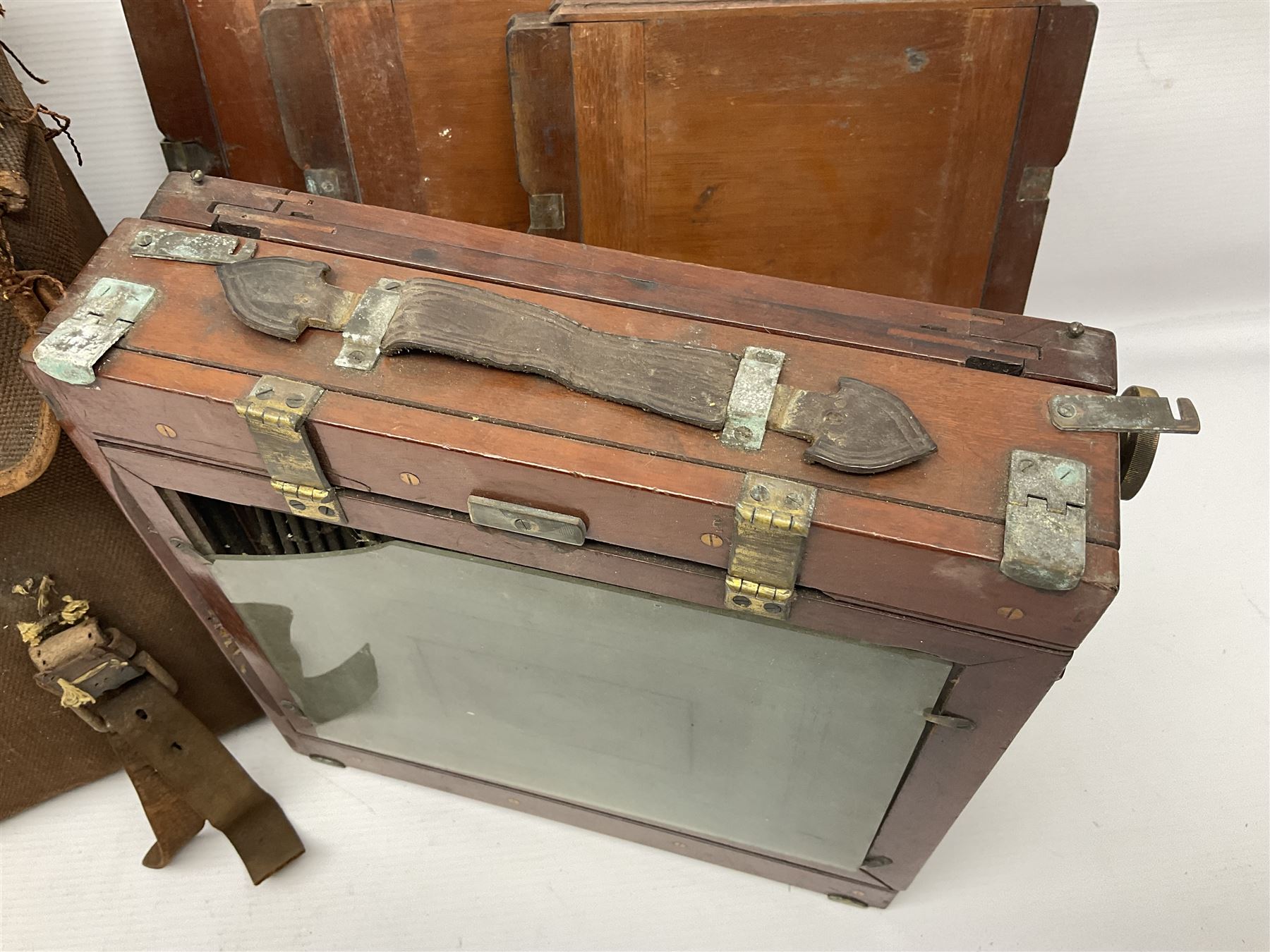 Folding plate camera in mahogany and lacquered brass, with additional plates and case