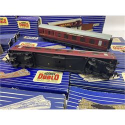 Hornby Dublo - 4620 Breakdown Crane; TPO Mail Van Set; D1 Level Crossing; Pullman cars and goods vans; with a large quantity of track to include straight and curved track, switch points and buffer stops; boxed and loose