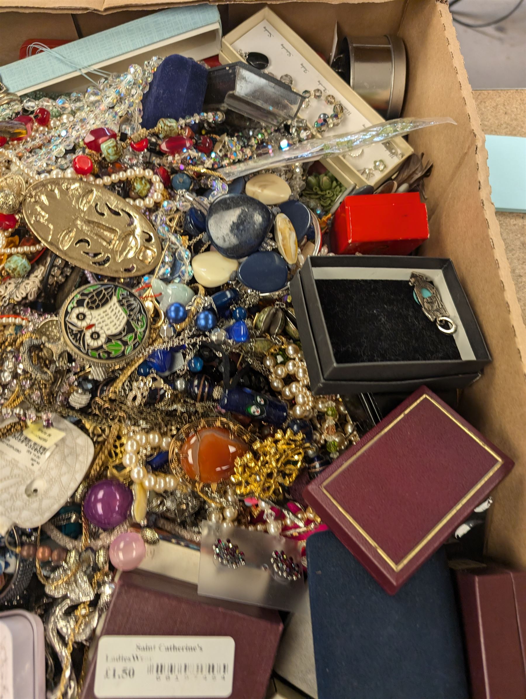 Large collection of costume jewellery, including necklaces, beaded necklaces, brooches etc