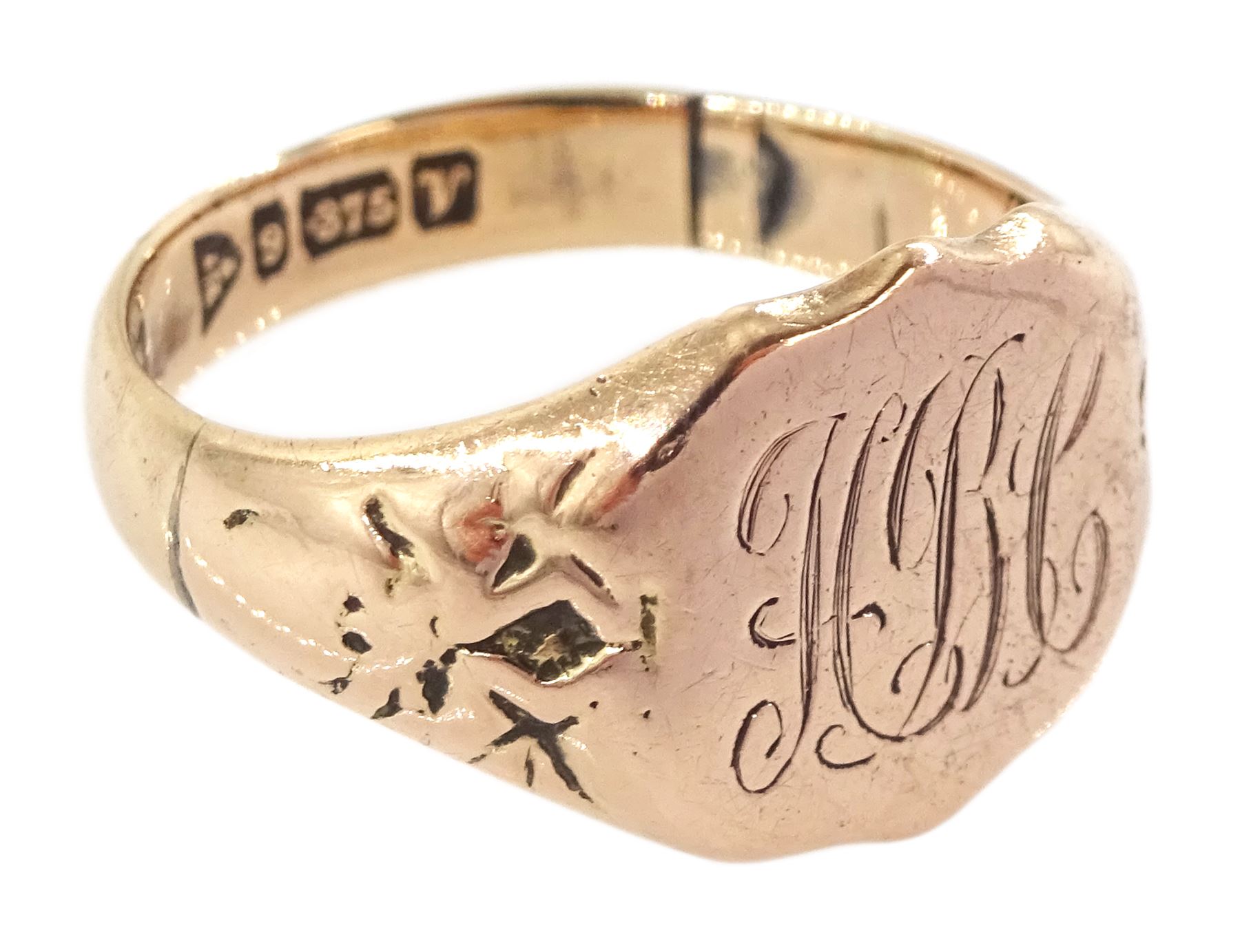 Early 20th century 9ct rose gold shield design signet ring, with engraved monogrammed initials, Chester 1921