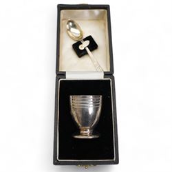 Elizabeth II silver egg cup and spoon London 1953, cased, silver spoon and pusher, six teaspoons and a dessert spoon