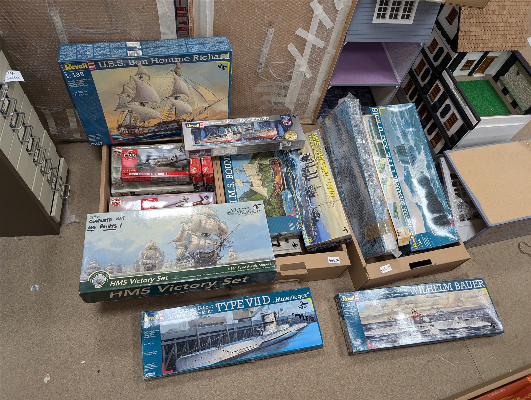 Large collection of model building kits, predominantly Revell examples, including USS Bon Homme Richard, German Submarine Type XXI U 2518 and German Submarine Wilhelm Bauer, all boxed 