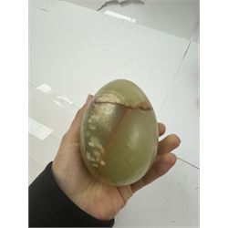 Large marble specimen egg, together with two onyx specimens, marble egg H15cm