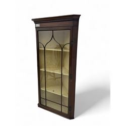 Early 20th century Georgian design mahogany wall-mounted corner display cabinet, projectin...