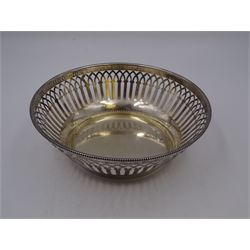 Continental silver bread bowl, the circular bowl with pierced sides and beaded rim, stamped W 800, D18cm, H6cm