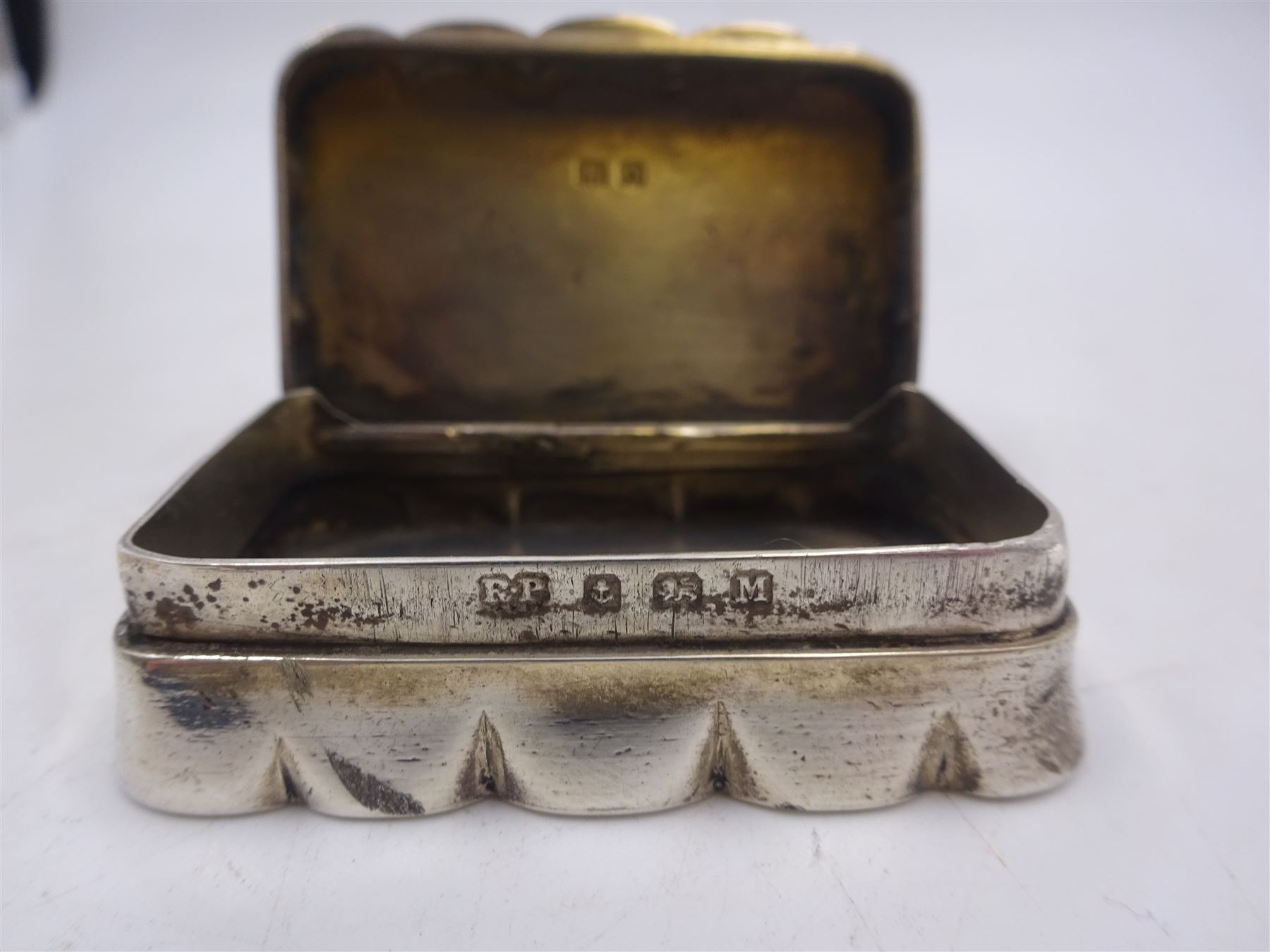 1930s silver snuff box, of rectangular form with scalloped edge, hallmarked Robert Pringle & Sons, Birmingham 1936, W5cm