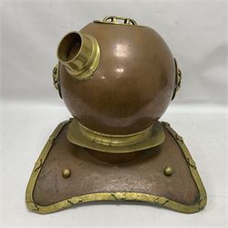 Reproduction copper and brass deep sea diver's helmet, H44cm