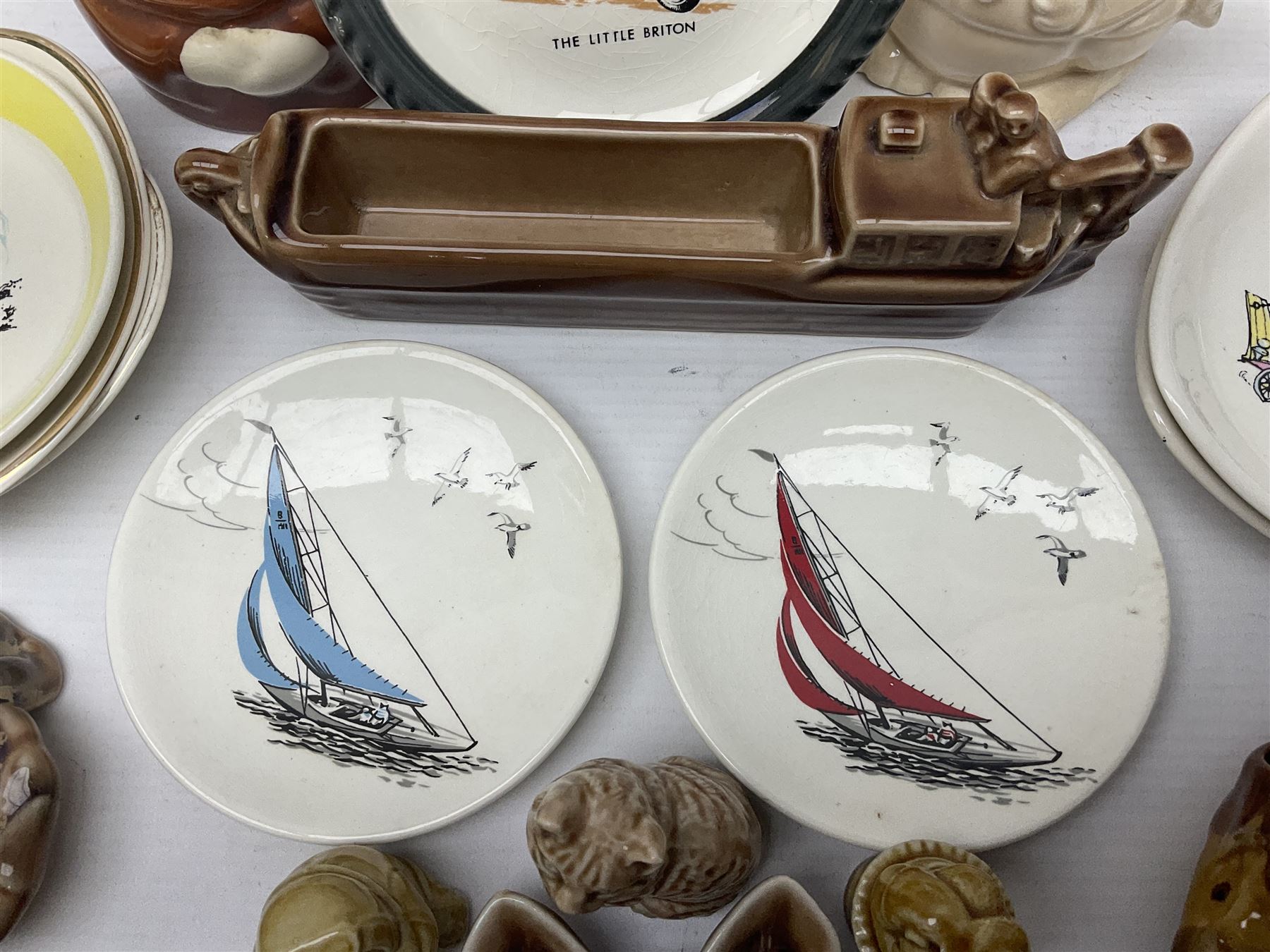 Collection of Wade ceramics, including a cat pin dish, crab trinket dish, two cups, whimsies etc 