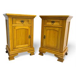 Frank Hudson - contemporary pair of light oak bedside cabinets, each with moulded rectangu...