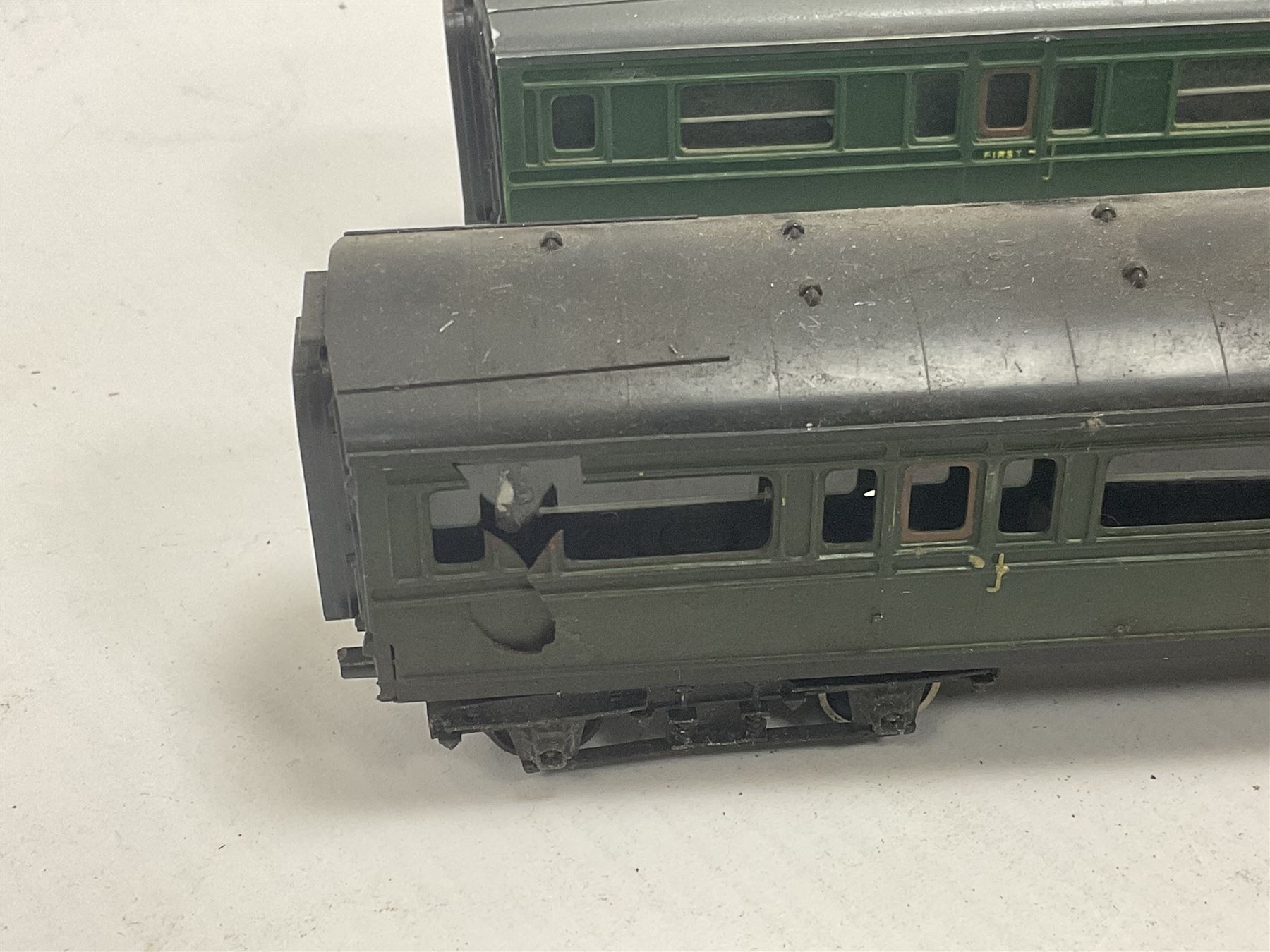 Various makers ‘00 gauge - fifteen carriages from various makers to include two boxed Mainline examples no.37112 in cream and crimson, further from Hornby and Tri-Ang etc (15)