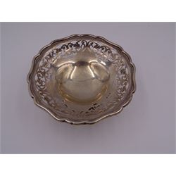 1920s silver bon bon dish, of circular form with shaped rim and pierced floral decoration to sides, upon a circular stepped base, hallmarked Charles S Green & Co Ltd, Birmingham 1922, H6cm