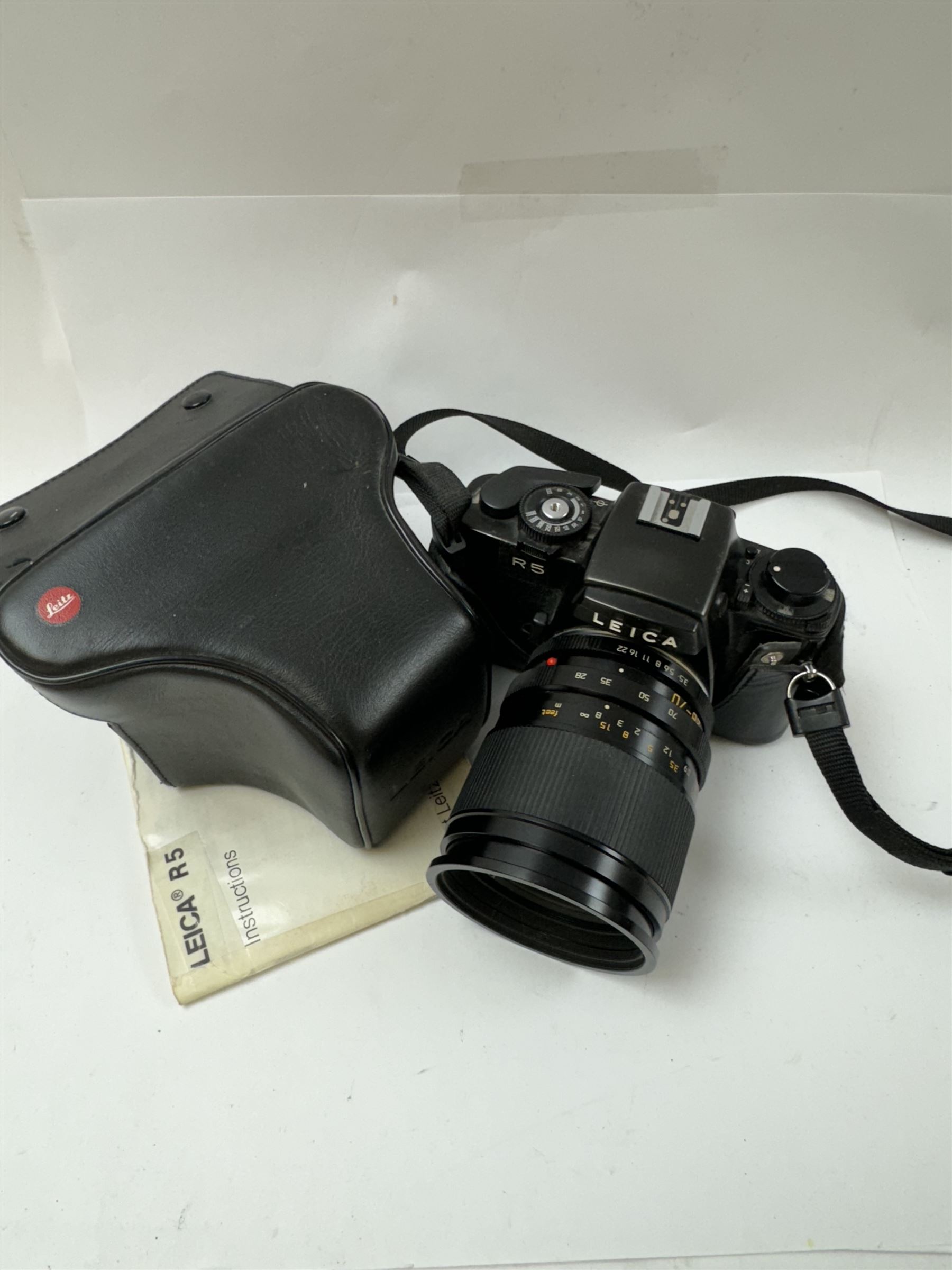 Leica R5 Schwz camera body, in black finish, serial no. 1763156, made in Germany 1988, with a Leica Vario-Elmar-R 1:3.5-4.5/28-70 E60 lens, serial no. 3529522, in Leica soft case with instruction manual