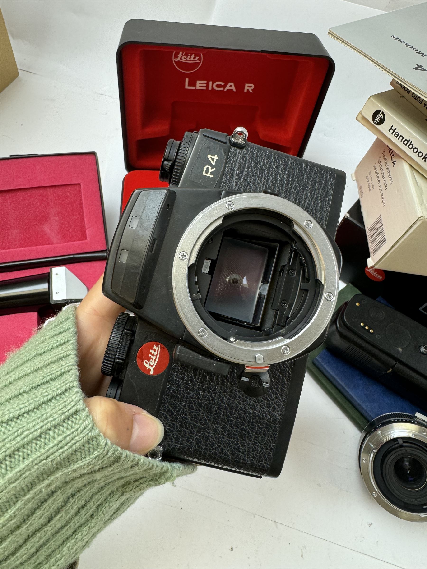 Leica R4 camera body serial no. 1582062, boxed, together with Leitz Externder-R x2 for Leica R3/4 serial no. 3326174 and other Leica accessories, including clear hard case, lens cap, right angle finder, motor winder, soft case, empty C11 box, instruction manuals and Leica handbooks