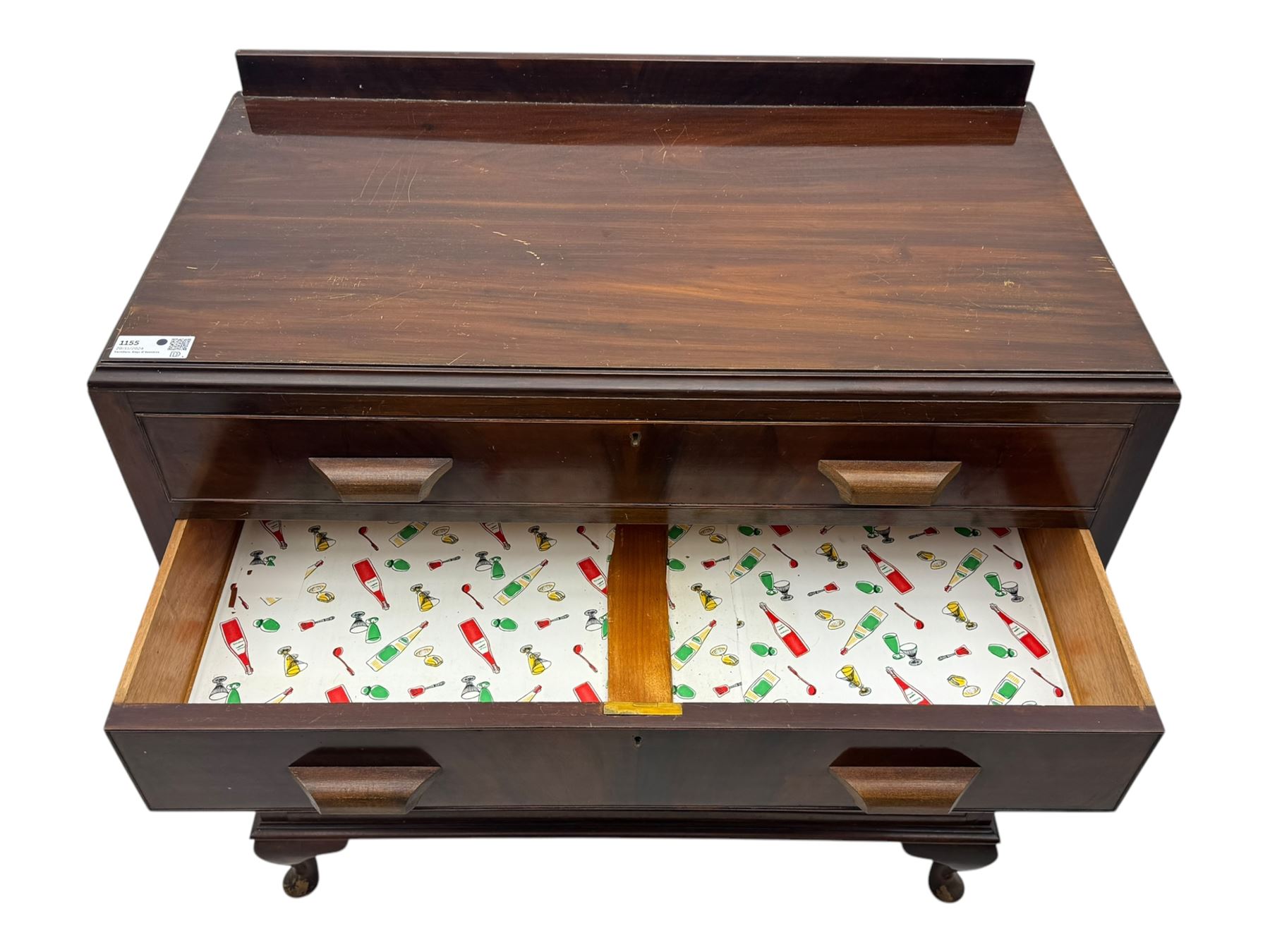 Early 20th century walnut chest, fitted with four long drawers, on cabriole feet 