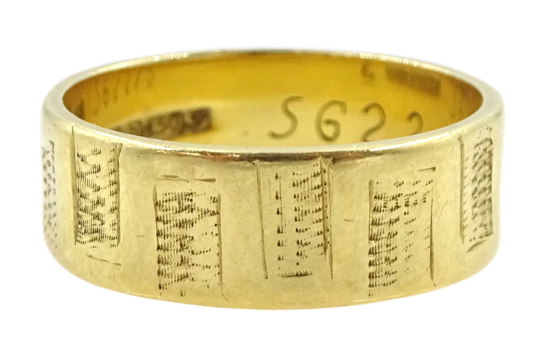 18ct gold wedding band, with engraved decoration, Sheffield 1978