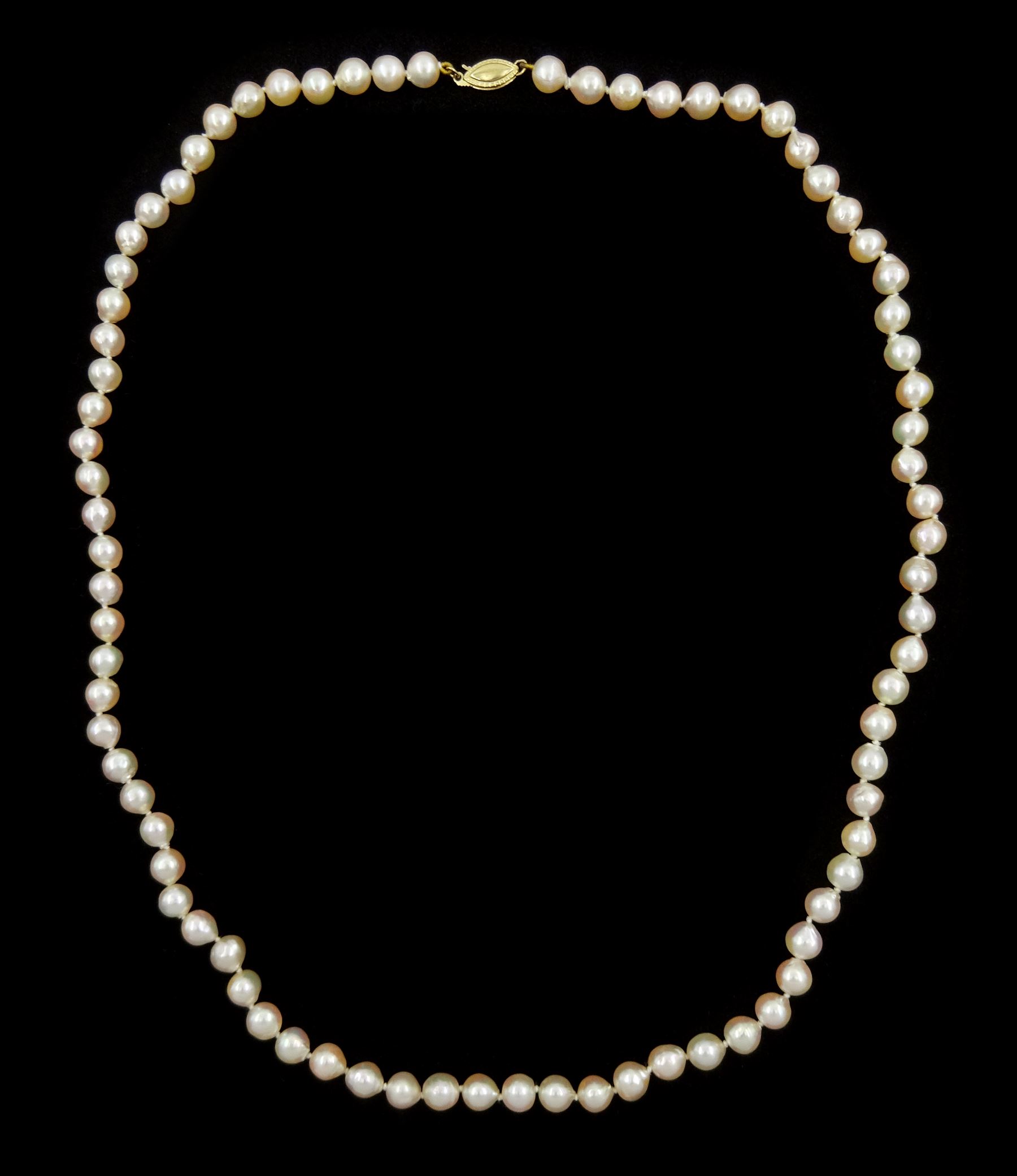 Single strand cultured peach / pink / white pearl necklace, with 14ct gold clasp, stamped