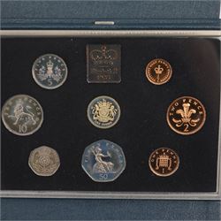 Great British and World coins, including Queen Victoria and later pre-decimal pennies, commemorative crowns, Isle of Man coinage, seven Queen Elizabeth II 1988 brilliant uncirculated one pound coins in card folders etc