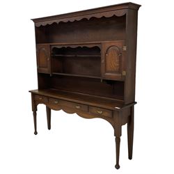 Early 20th century Georgian design oak dresser, projecting cornice with shaped apron over ...