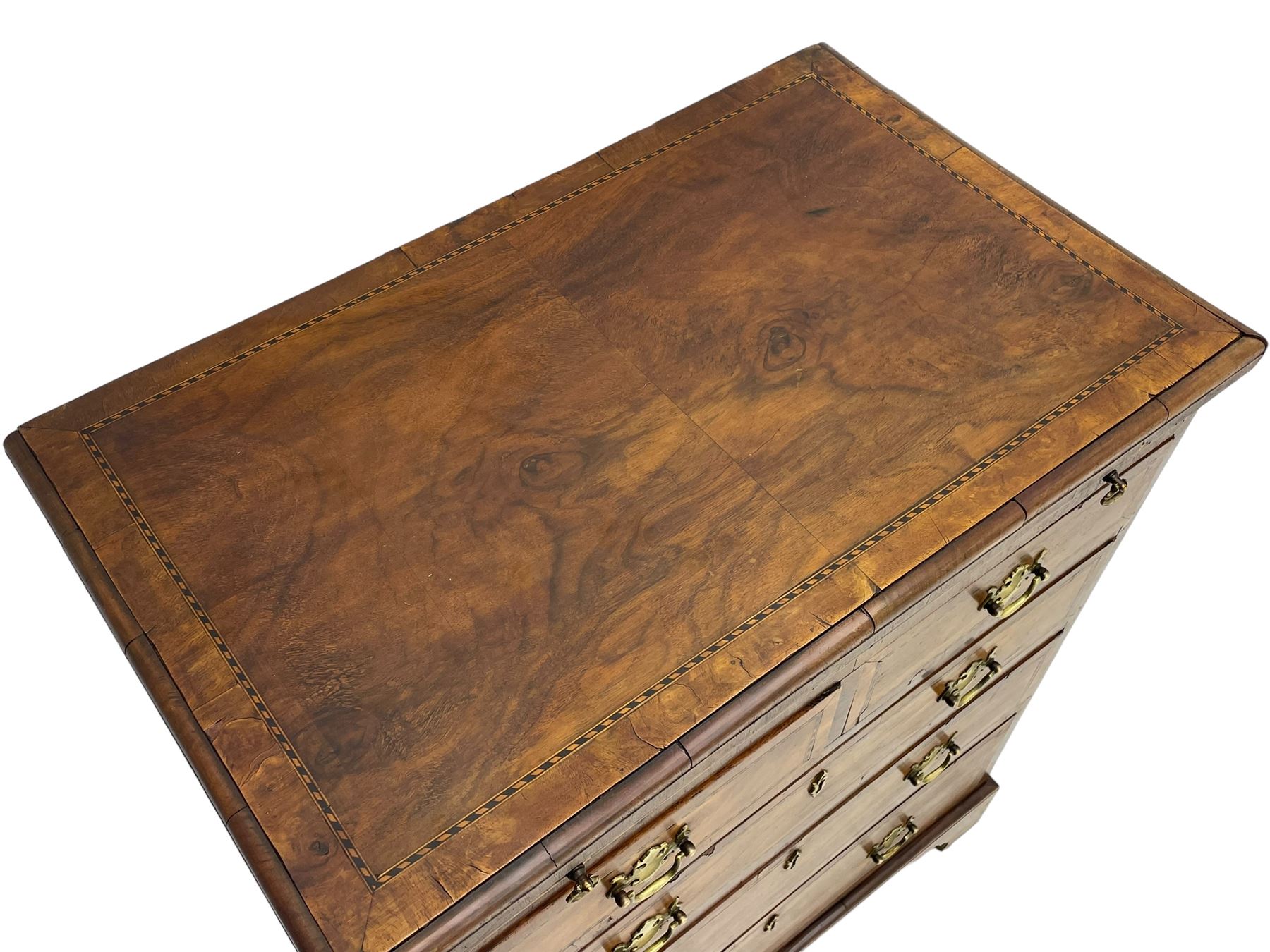 Small Georgian design walnut chest, moulded rectangular top with book-matched veneer enclosed by checkered stringing and crossbanding, brushing slide over two short and three long drawer, on bracket feet