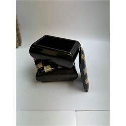 Pair of onyx boxes, with chequered lids, H5cm, L10cm 