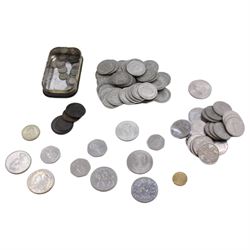 Approximately 575 grams of Great British pre 1947 silver halfcrown coins including 1920, 1921, 1929 etc, various silver threepence pieces, Queen Elizabeth II commemorative crowns, Bermuda 1964 one crown etc