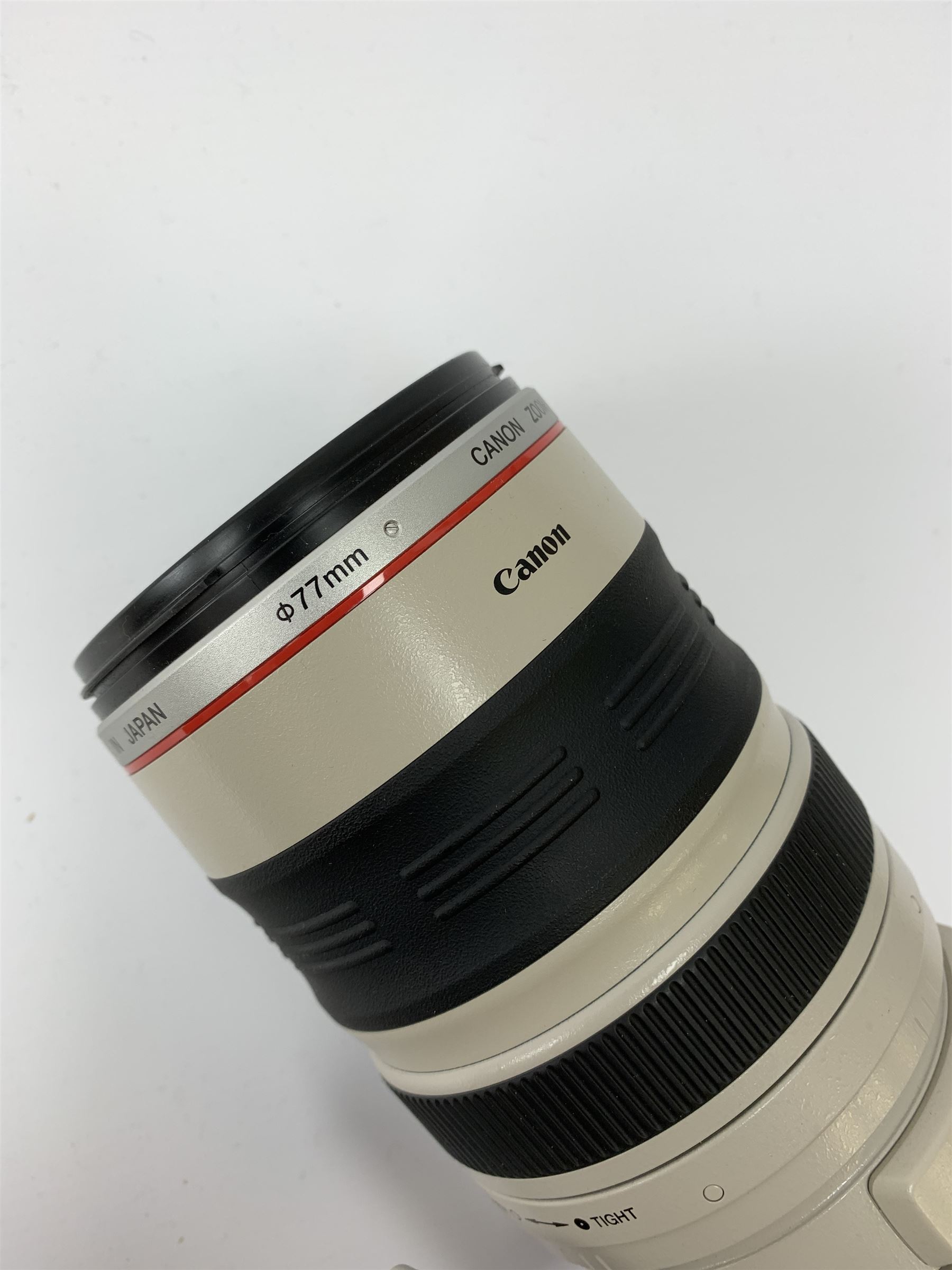 Canon camera lens 'Canon Zoom Lens EF 100-400mm 1:4.5-5.6 L IS Ultrasonic' 