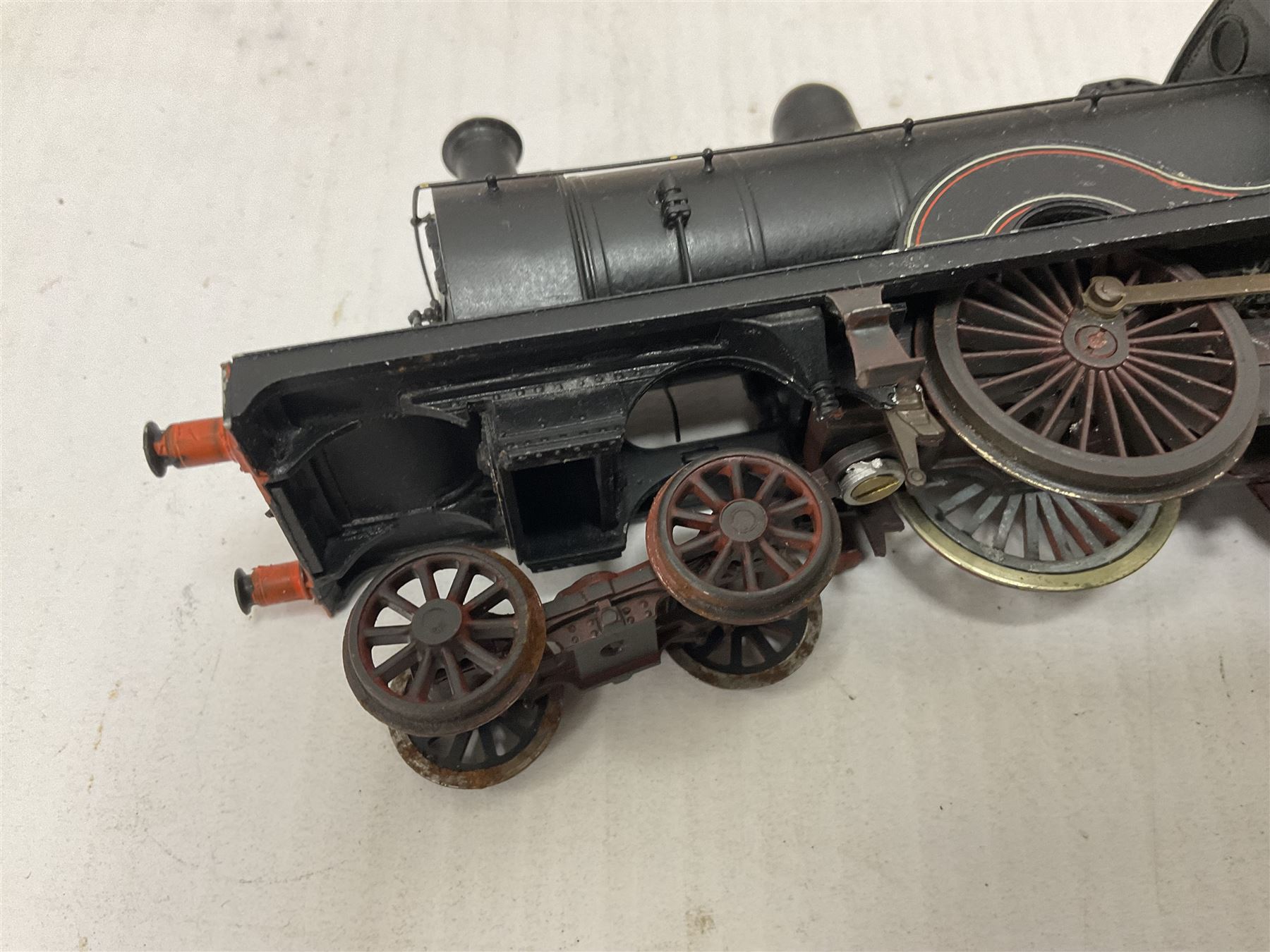 ‘00’ gauge - two kit built locomotive and tenders comprising SR Wainwright Class C 4-4-0 no.115 finished in SE&CR green; SR Wainwright Class D 4-4-0 no.31750 finished in BR black; both with Wills Finecast boxes (2) 