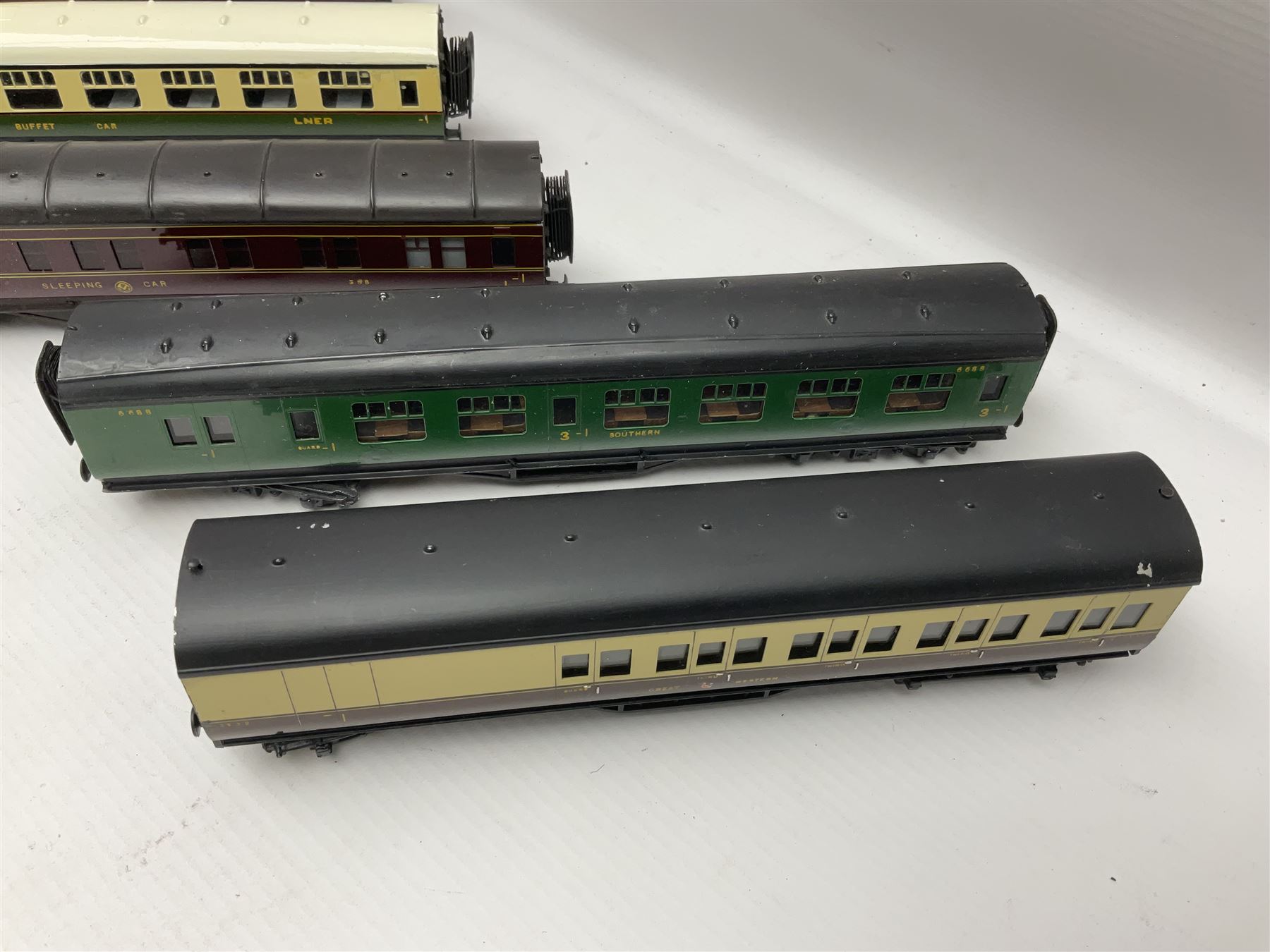 Exley '00' gauge - fourteen various coaches comprising four LMS maroon (3322 3rd, 2202 3rd, 6665 3rd and 388 Sleeping Car 3rd), LNER green/cream Buffet Car 21419, LNER teak 8639 1st, Southern green 6688 3rd, GWR brown/cream 3322 3rd, LNER 206 3rd, LNER 319 1st/3rd, SR green 351 3rd, SR green 188 Parcel Van, GWR 331 3rd and GWR 362 3rd; all unboxed (14)