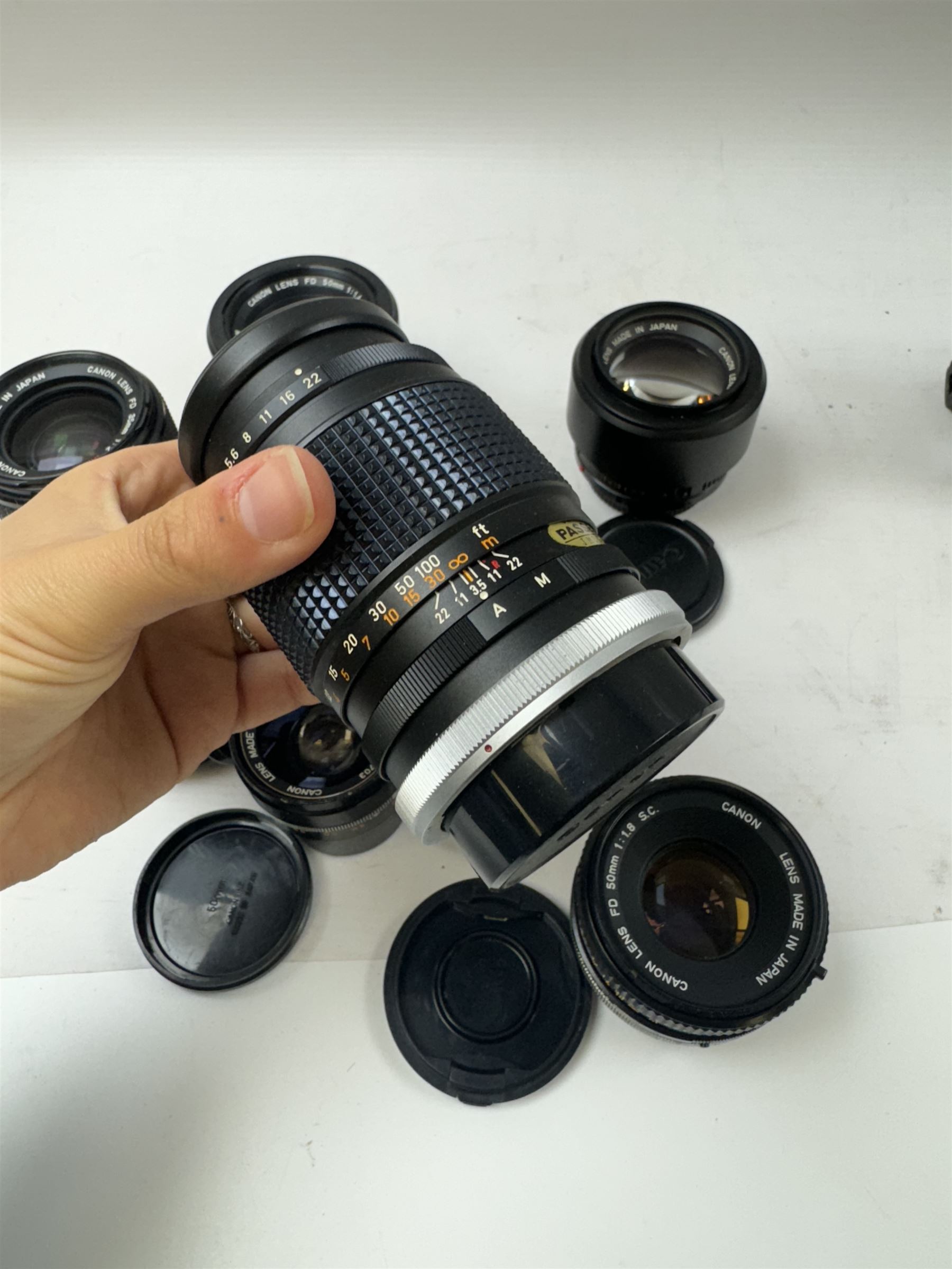 Seventeen Canon camera lenses, mostly FD examples, including 28-85mm 1:4 serial no, 49881, 35-105mm 1:3.5-4.5 serial no. 87632 and 135mm 1:2.8 serial no. 48336, one boxed