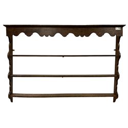 Early 20th century oak wall hanging Delph rack, applied moulded cornice over shaped frieze, three-tiers supports by shaped end supports