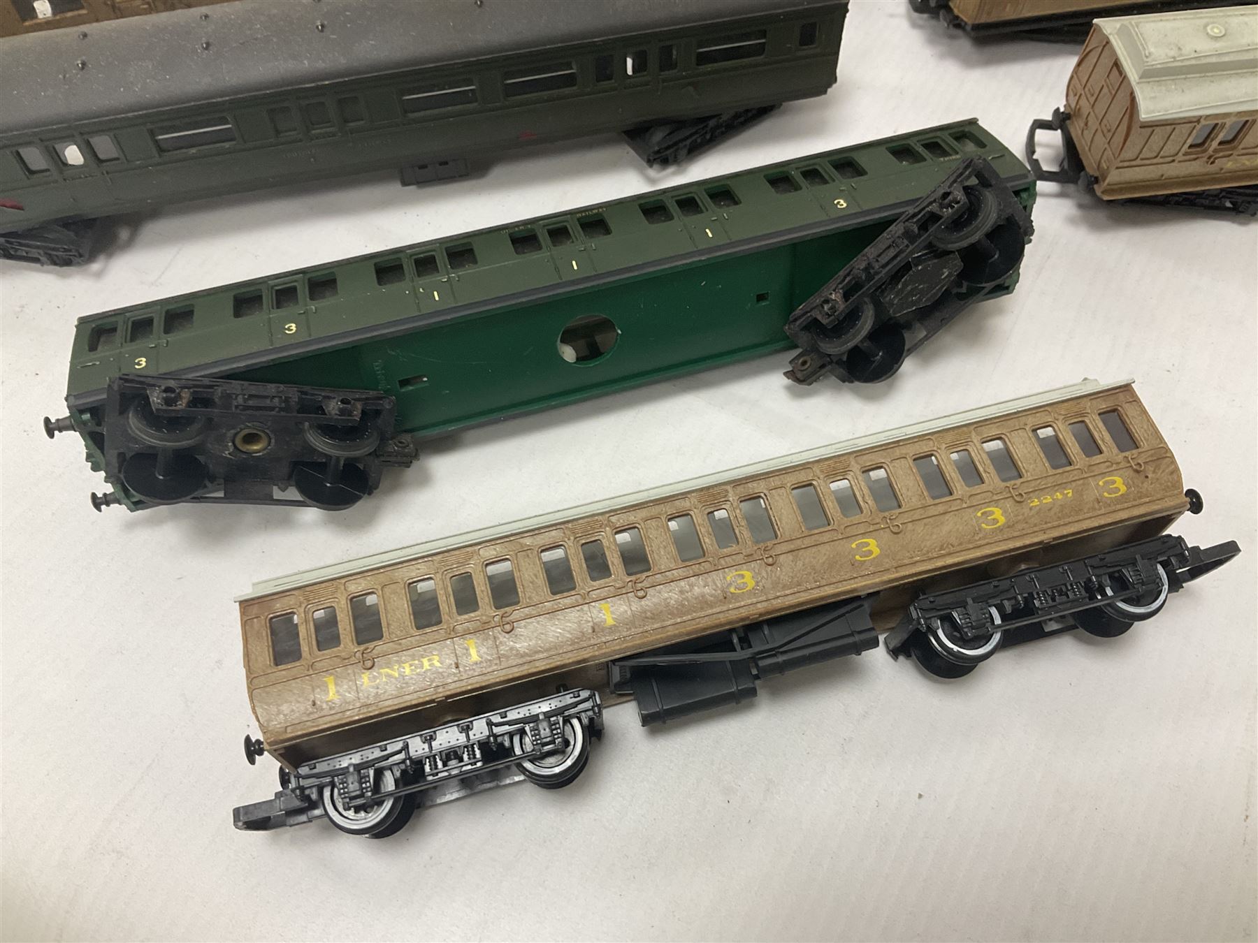 Various makers ‘00 gauge - fifteen carriages from various makers to include two boxed Mainline examples no.37112 in cream and crimson, further from Hornby and Tri-Ang etc (15)