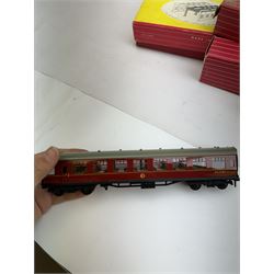 Hornby Dublo rolling stock, including 4658 Prestwin Silo Wagon, 4313 Gunpowder Van, 4048 Composite Restaurant Car etc, together with 5006 Engine Shed Extension Kit, some in associated boxes (10)