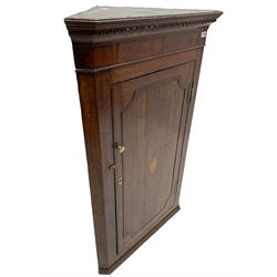 George III oak and mahogany wall hanging corner cupboard, single door decorated with central inlaid shell motif enclosing three shelves