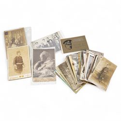 Collection of WWI and other postcards, greeting cards and photographs