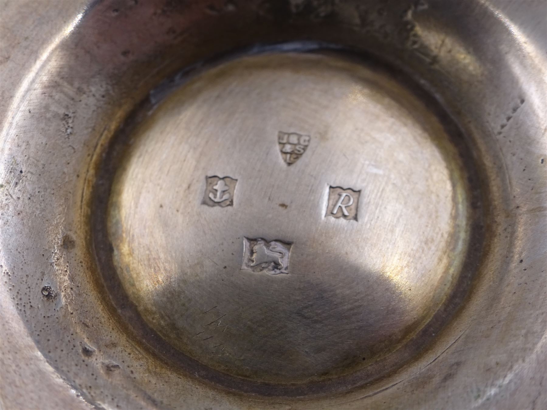 Mid 20th century silver sugar bowl, of circular form, upon a domed circular foot, hallmarked J B Chatterley & Sons Ltd, Birmingham 1966, H5cm