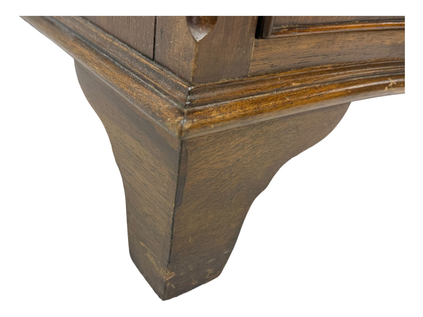 Georgian design mahogany serpentine chest, shaped banded top over four graduating cock-beaded drawers, on bracket feet 