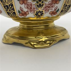 Late 20th century Royal Crown Derby Imari 1128 pattern twin handled pedestal dish and cover, with printed marks beneath including Roman numeral date code for 1980, H14cm L18cm