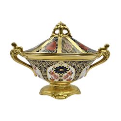 Late 20th century Royal Crown Derby Imari 1128 pattern twin handled pedestal dish and cover, with printed marks beneath including Roman numeral date code for 1980, H14cm L18cm