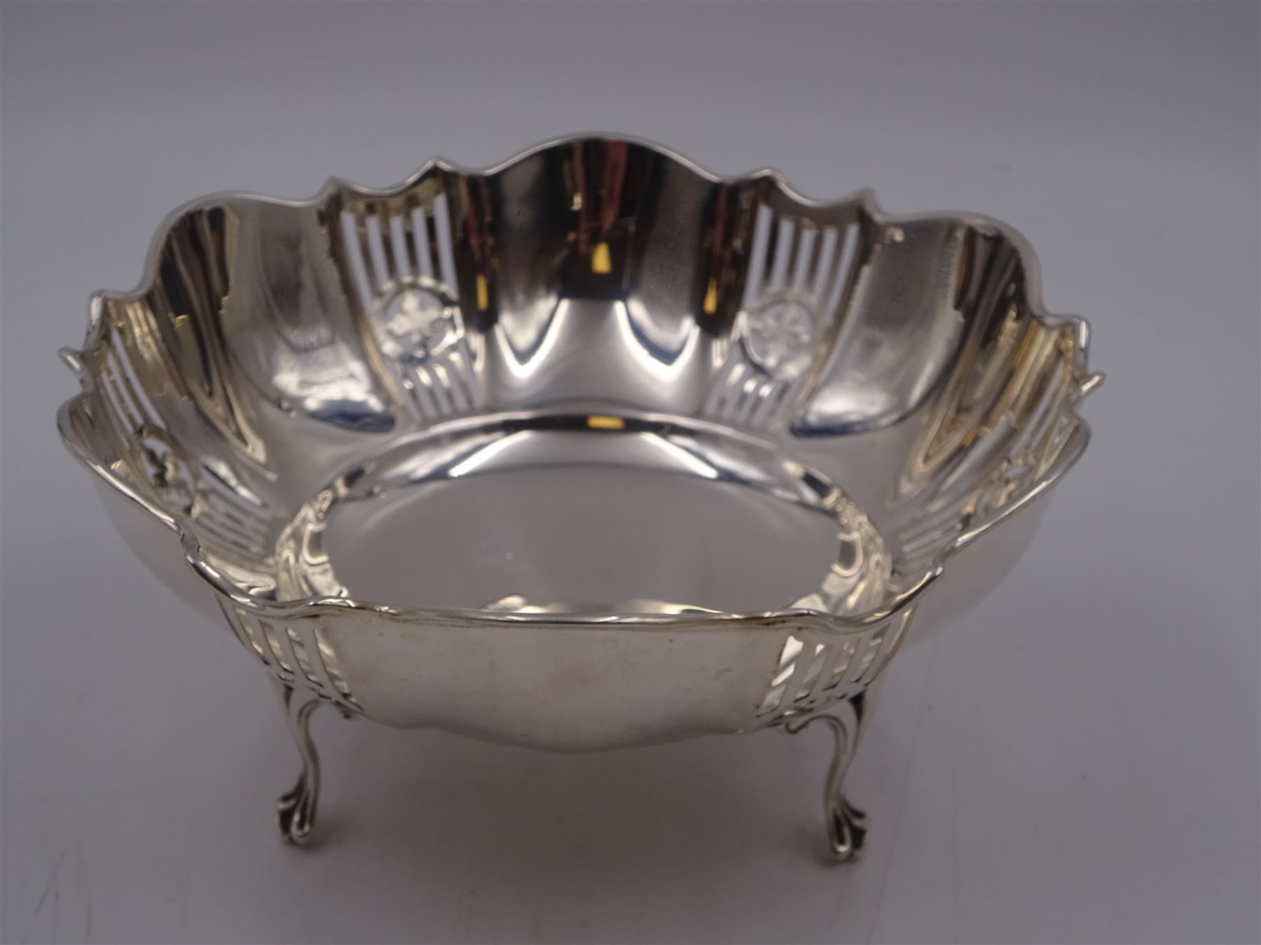 1920s silver bowl, of circular form with shaped rim and pierced sides, upon four feet, hallmarked Sydney & Co, Birmingham 1926, H7cm