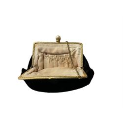 Early 20th century velvet purse with faux pearl clasp 