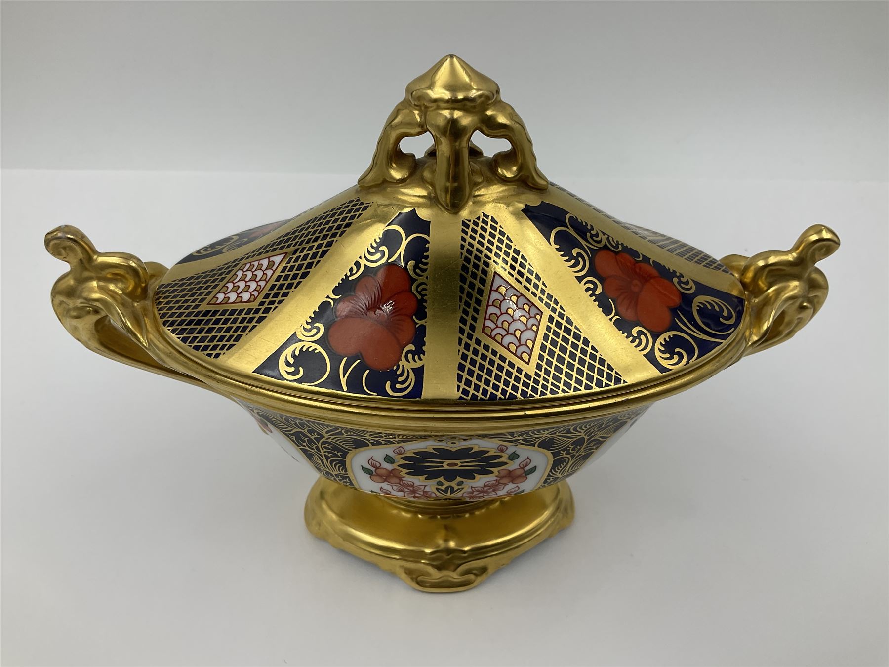 Late 20th century Royal Crown Derby Imari 1128 pattern twin handled pedestal dish and cover, with printed marks beneath including Roman numeral date code for 1980, H14cm L18cm