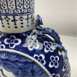 Chinese blue and white moon flask vase, the central panel depicting figures, bordered by floral decoration, with lizard handles to each shoulder, upon an oval foot, H25cm