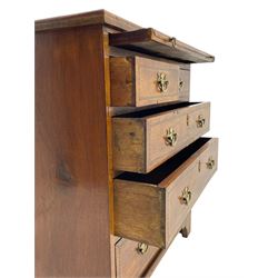 Small Georgian design walnut chest, moulded rectangular top with book-matched veneer enclosed by checkered stringing and crossbanding, brushing slide over two short and three long drawer, on bracket feet