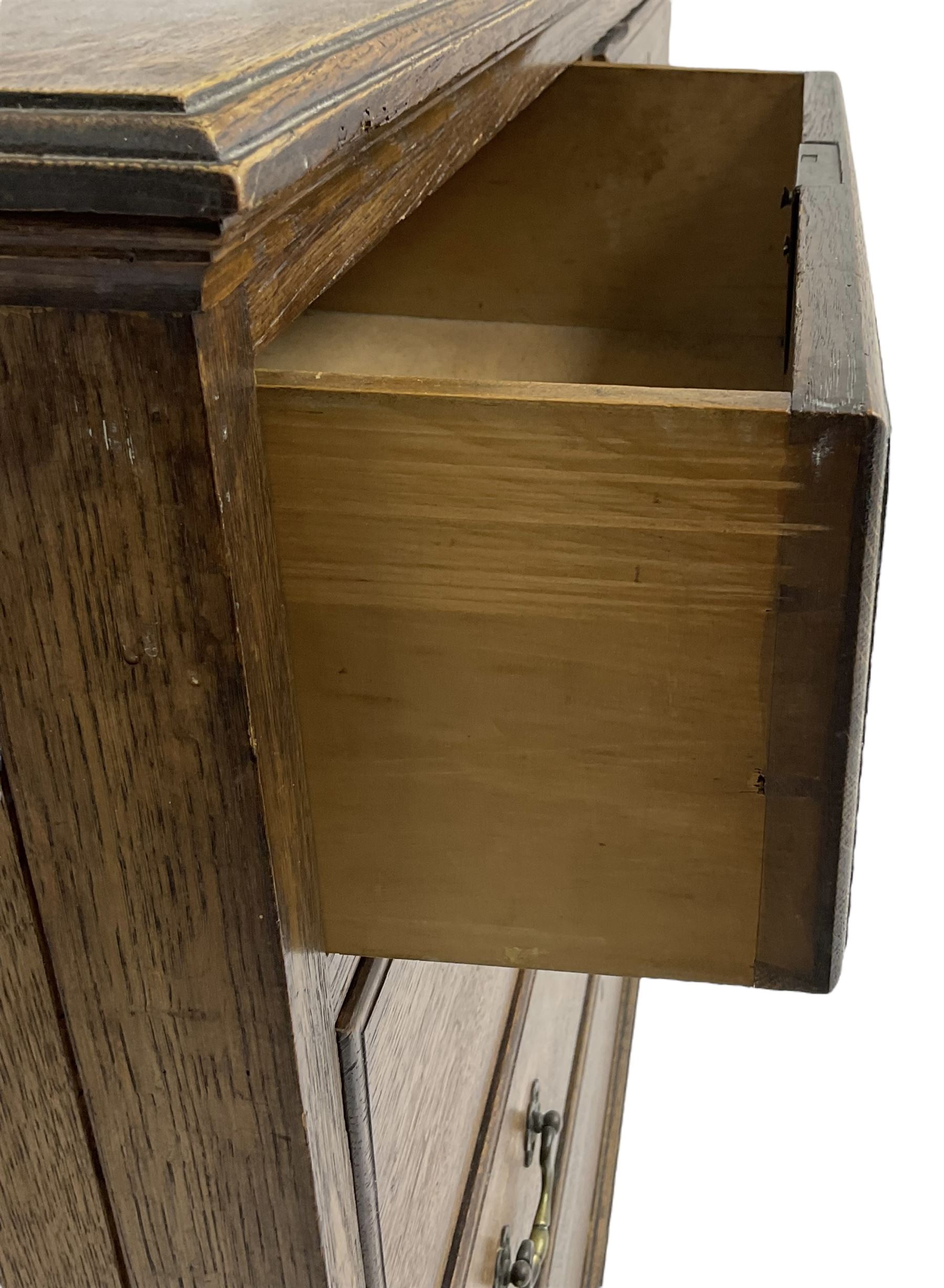 Early 20th century Georgian design oak chest, fitted with two short over three long drawers, lower moulded edge over bracket feet