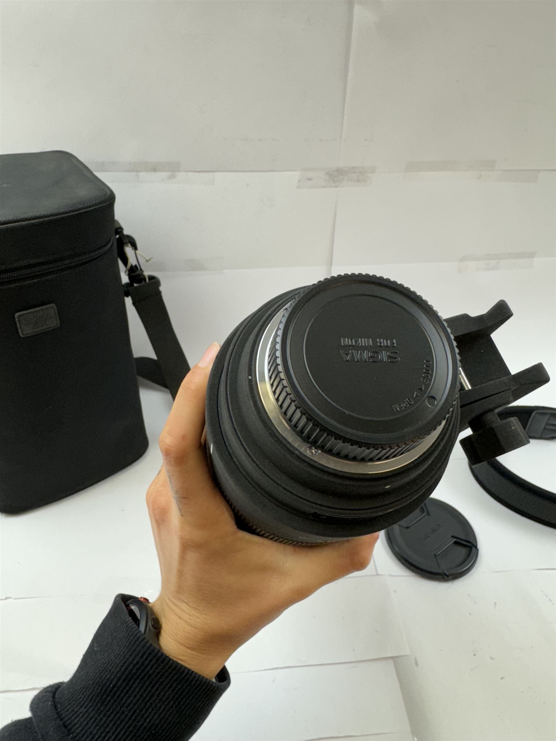 Sigma DG 150-500mm 1:5-6.3 APO HSM optical stabiliser lens, serial no. 1039530, with two lens caps and Sigma carry case

