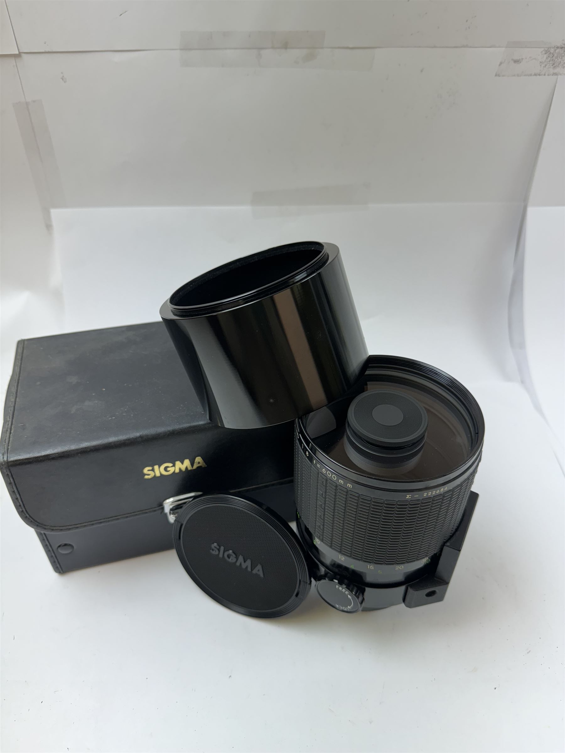 Sigma Mirror-Telephoto Multi-Coated 1:8 f=600mm camera lens, serial no. 222684, with two lens caps, hood, filters, instruction booklet and case