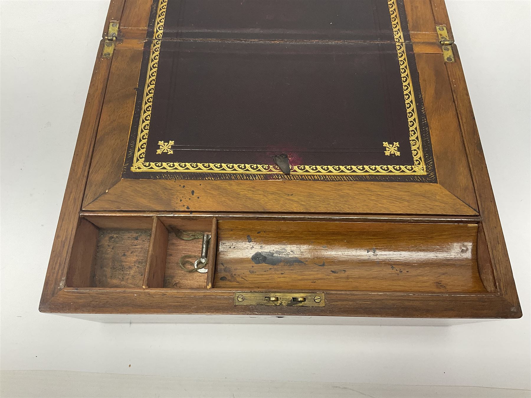 19th century walnut writing slope, the hinged lid with inlaid cartouche opening to reveal black gilt tooled leather slope and pen storage, H15cm, L30cm