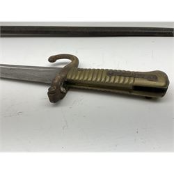 French Model 1866 sabre bayonet with 57cm fullered steel curving blade, in black metal scabbard, non-matching serial numbers L71cm overall