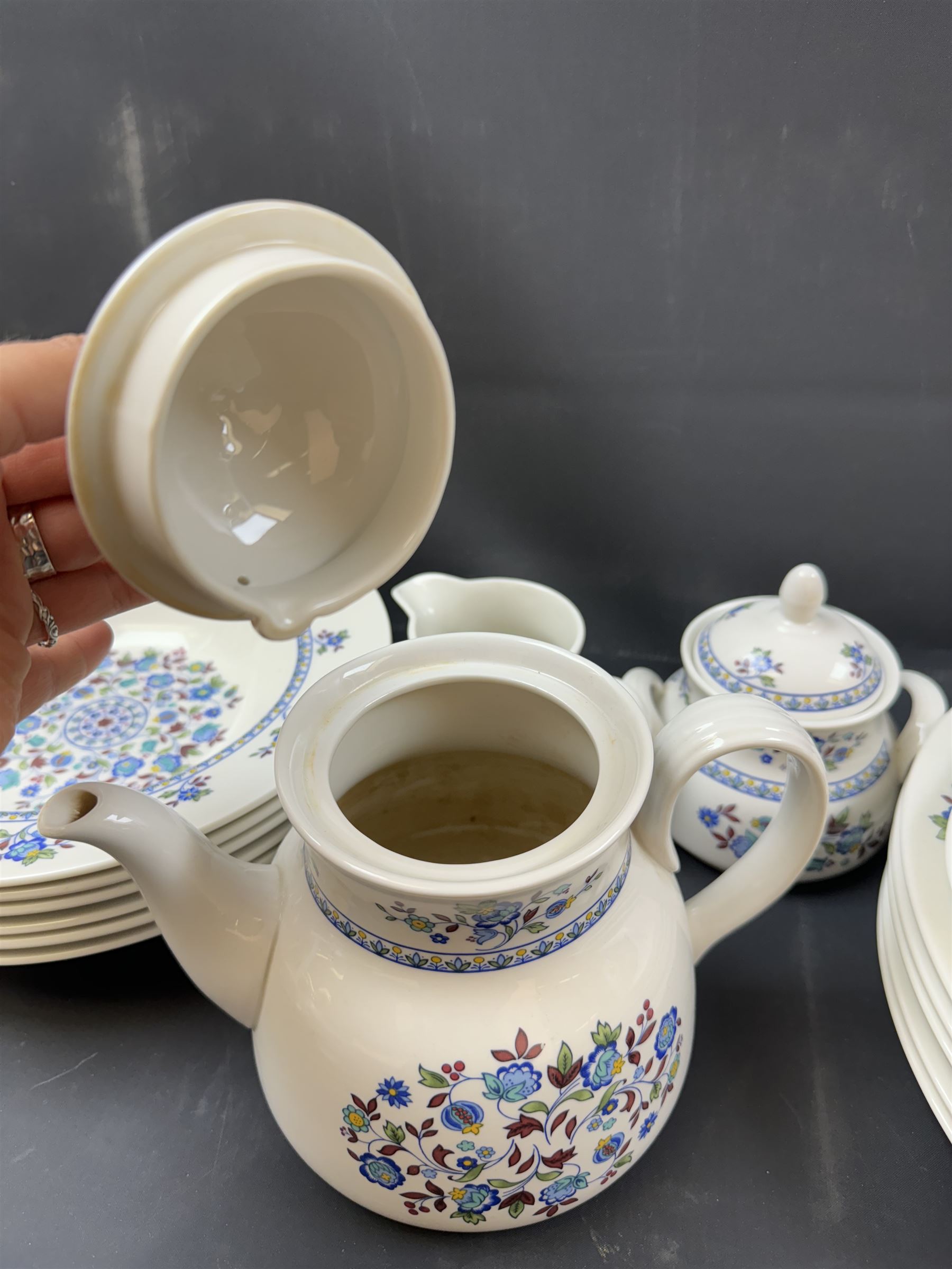 Royal Doulton Plymouth pattern, part tea and dinner service, including teapot, milk jug, covered sucrier, six dinner plates 