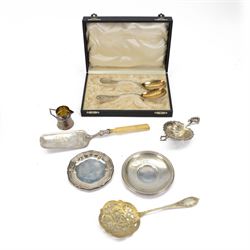 Group of continental silver, comprising set of two spoons in fitted case, stamped 800, sif...